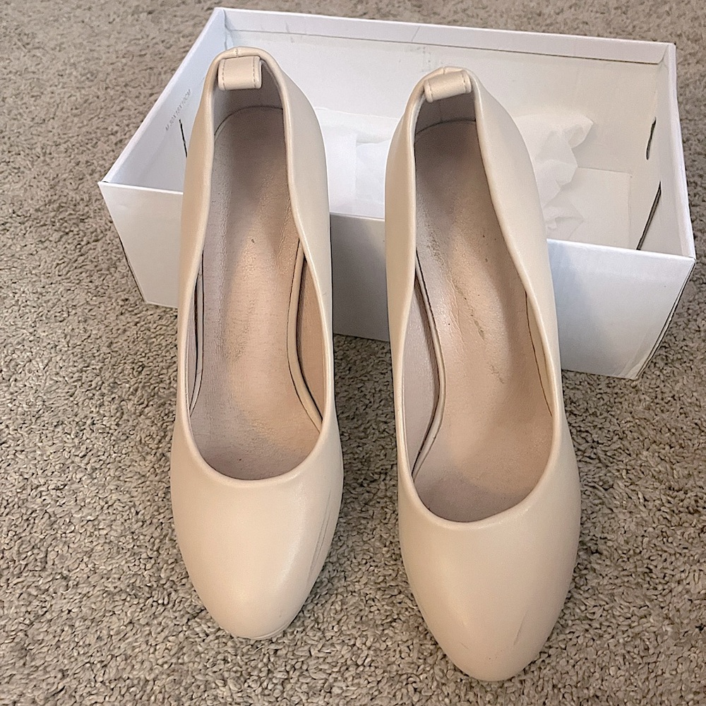 Beautiful light tan small sized colored heels. Small easy to fix scratches.